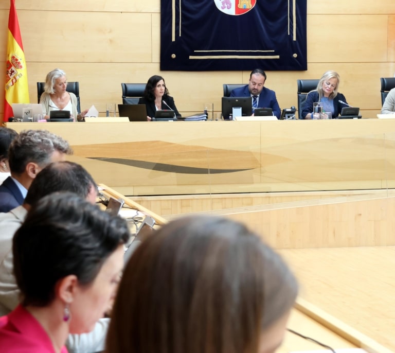 La Junta anuncia ayudas para bonificar el 60% de los peajes y subvenciones de hasta 900 euros para el carné de conducir
