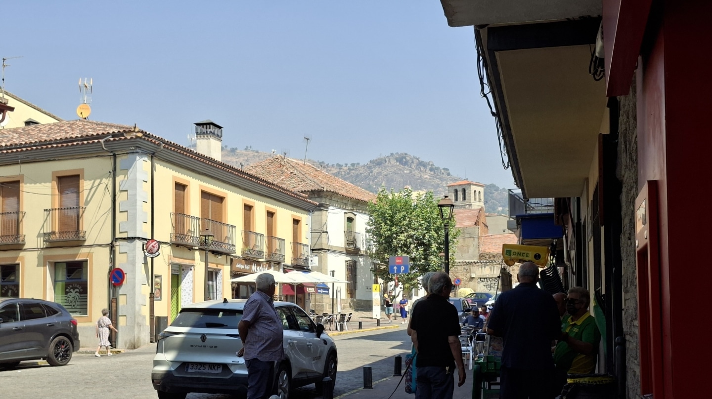 Vecinos de Cebreros, uno de los pueblos confinados por el incendio en Ávila