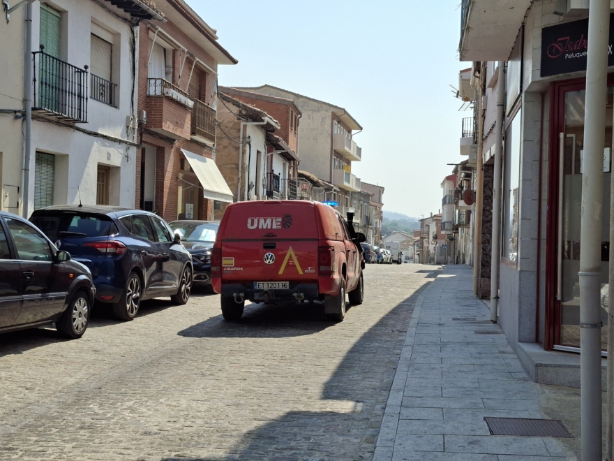 Un coche de la UME atraviesa Cebreros (Ávila)
