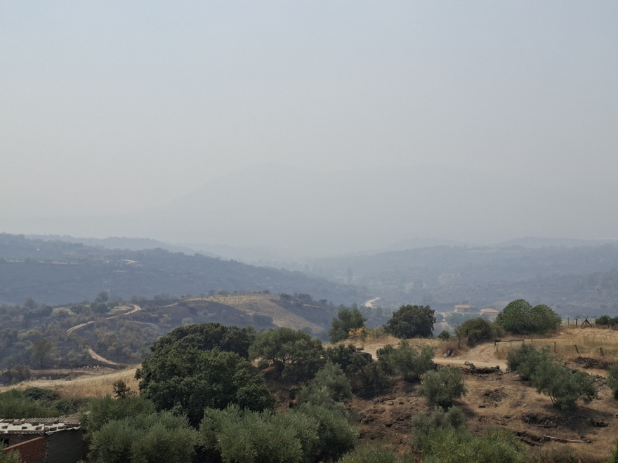 Vista de los montes calcinados que rodean a Cebreros, cubiertos por el humo del incendio de Ávila