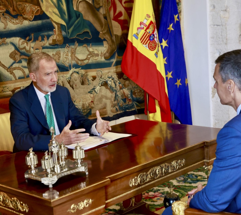 Felipe VI recibe a Pedro Sánchez en Palma: las imágenes del tradicional despacho de verano