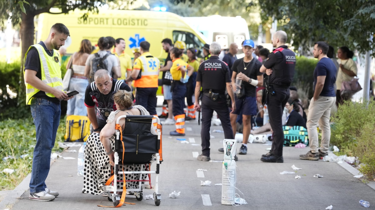 Atendidas unas 120 personas, ninguna de gravedad, por el incendio en la línea 1 del metro de Barcelona