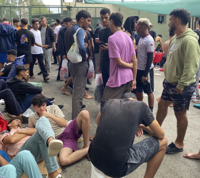 Colapso en Ceuta ante una nueva "crisis migratoria" por las más de 1.500 entradas a nado desde Marruecos