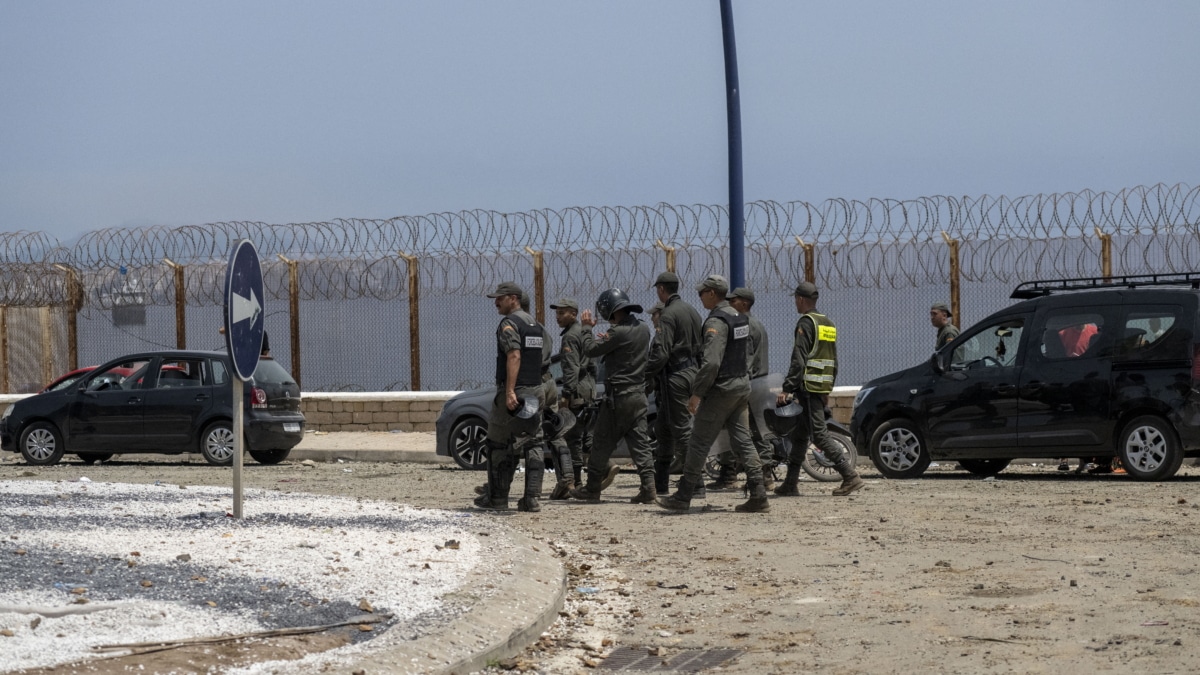 FNIDEQ (Marruecos), 31/07/2026.- Miembros de las Fuerzas Auxiliares Marroquíes custodian la zona del paso fronterizo de Bab Sebta, cerca de Fnideq, Marruecos, el 31 de julio de 2026. Se produjeron disturbios cuando miles de personas se congregaron cerca de la frontera, y algunas intentaron cruzar a Ceuta y se enfrentaron con las fuerzas de seguridad marroquíes. (Marruecos) EFE/EPA/JALAL MORCHIDI