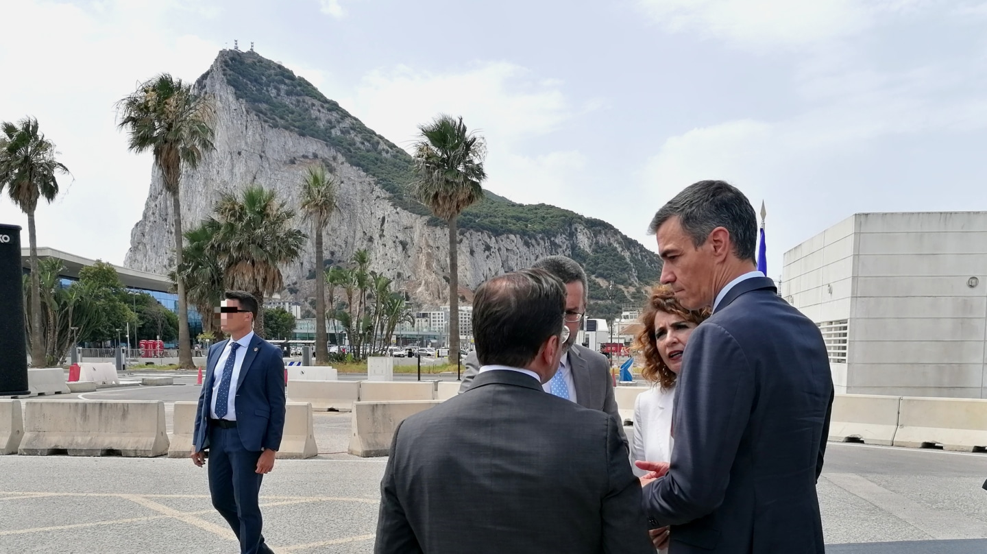 LA LÍNEA DE LA CONCEPCIÓN (CÁDIZ), 15/07/2026.- El presidente del Gobierno, Pedro Sánchez, el ministro español de Exteriores, José Manuel Albares (i), y la secretaria general del PSOE-A María Jesús Montero, conversan durante el acto de demolición de la verja de la Línea de la Concepción (Cádiz), el día en el que entra en vigor el Tratado entre la UE y Reino Unido sobre el encaje de Gibraltar tras el Brexit, que supone el derribo de este paso fronterizo.- EFE/ Isabel Laguna Mena