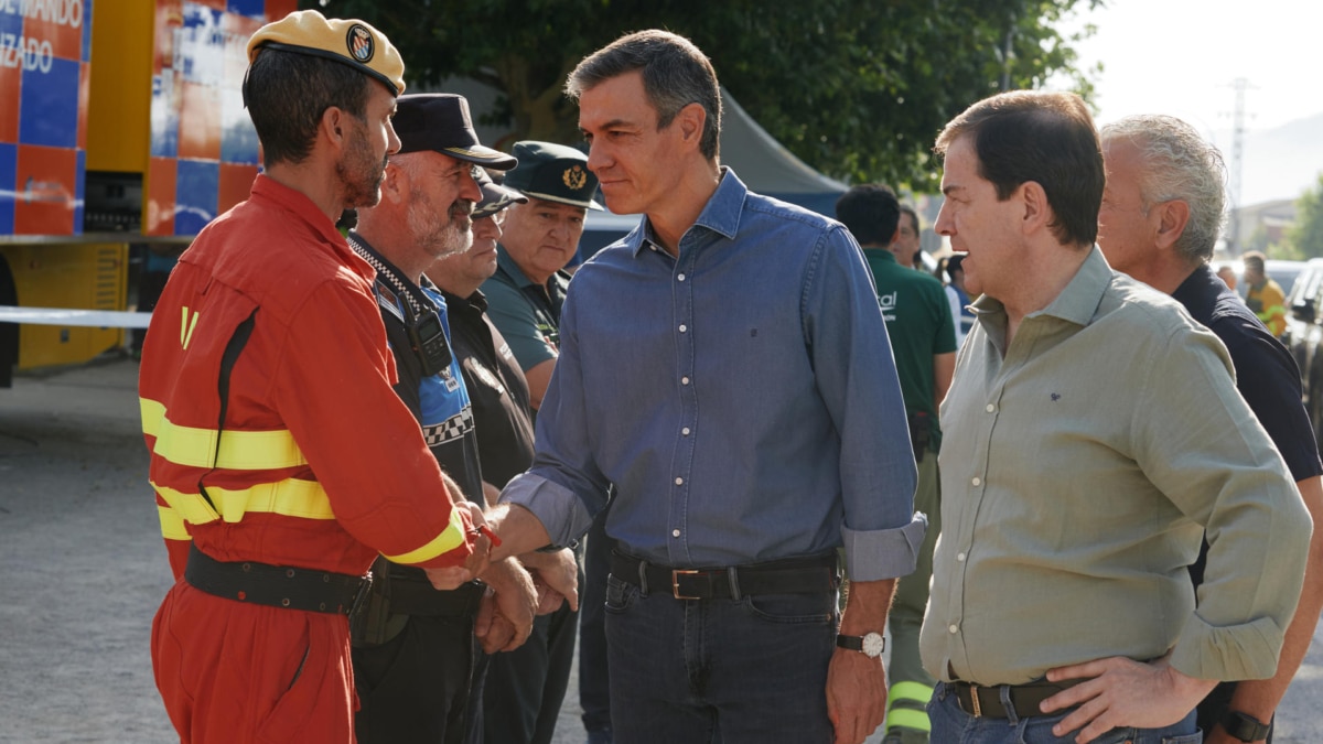 El presidente del Gobierno, Pedro Sánchez, junto al presidente de la Junta de Castilla y León, Alfonso Fernández Mañueco