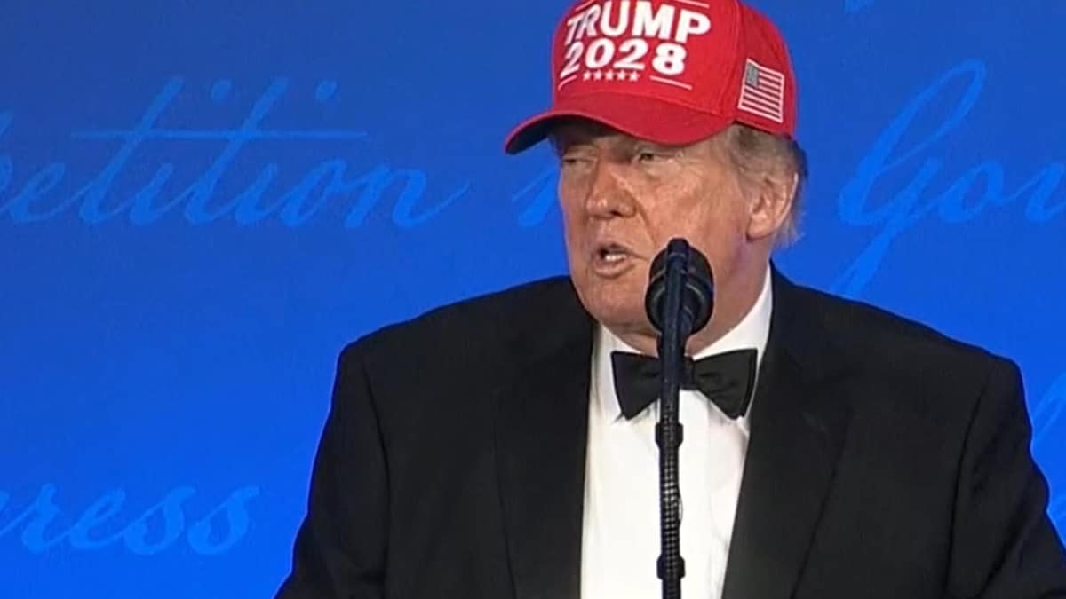 El presidente de los Estados Unidos, Donald Trump, luce una visera con su 'candidatura' para 2028 durante la cena de corresponsales.