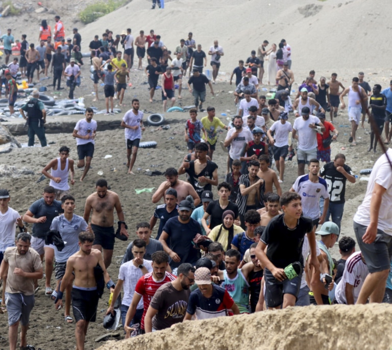 Hazte Oír se querella contra mandos marroquíes y el delegado del Gobierno en Ceuta por la entrada masiva de migrantes