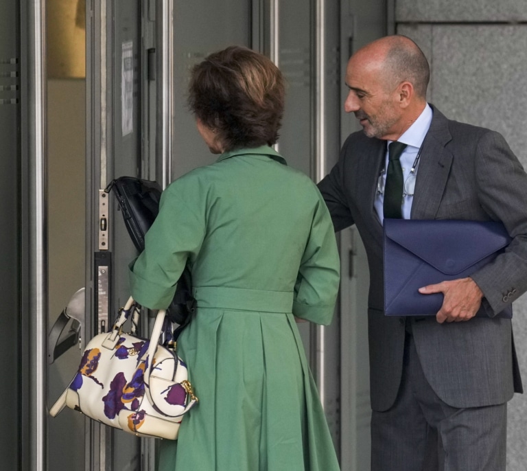 Crece la inquietud en el PSOE por el "daño" del 'caso Zapatero': "Su silencio no es nada tranquilizador", "no pinta nada bien"