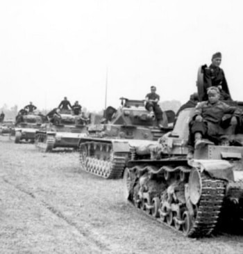 Una columna de tanques de la 6.ª División Panzer espera la orden de avanzar, 1940 en Francia.