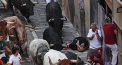 Un corneado por un toro de Cebada Gago en el segundo encierro de San Fermín