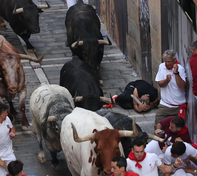 Un corneado por un toro de Cebada Gago en el segundo encierro de San Fermín