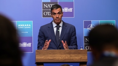 El Gobierno aprovecha para vender sus medidas por las bajas por enfermedad frente a la "barbaridad" de plan de Feijóo