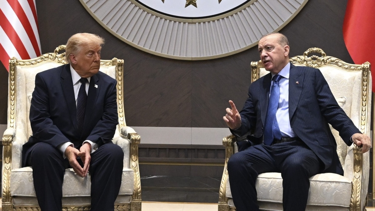 El presidente turco, Recep Tayyip Erdogan, da la bienvenida al presidente estadounidense, Donald Trump, en el aeropuerto de Esenboga, antes de la Cumbre de Jefes de Estado y de Gobierno de la OTAN de 2026 que se celebrará en Ankara, Turquía, el 7 de julio de 2026