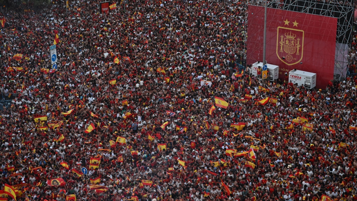 Las mejores imágenes del recorrido triunfal de la selección por Madrid