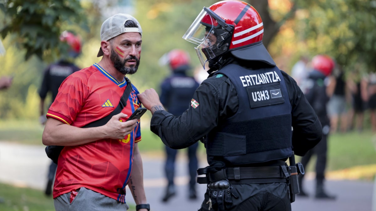 intentan reventar una pantalla del PP y queman una bandera española