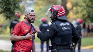 La final de España deja altercados en País Vasco: intentan reventar una pantalla del PP y queman una bandera española
