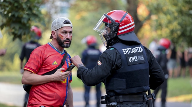 La final de España deja altercados en País Vasco: intentan reventar una pantalla del PP y queman una bandera española