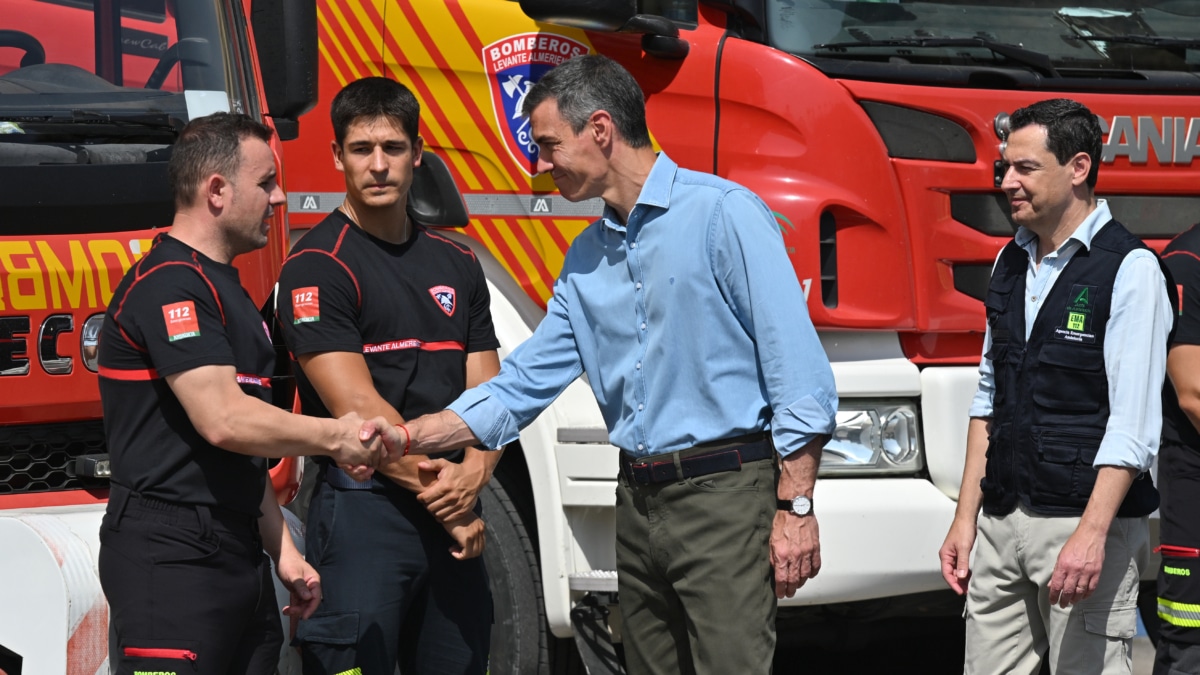 TURRE (ALMERÍA), 13/07/2026.- El presidente del Gobierno, Pedro Sánchez, acompañado por el presidente de la Junta de Andalucía, Juanma Moreno (d), saluda a su llegada al Puesto de Mando Avanzado de Turre (Almería) para conocer los trabajos de extinción del incendio de Los Gallardos, que ha causado la muerte de 13 personas y que ya está estabilizado tras arrasar 7.000 hectáreas. EFE/ Carlos Barba