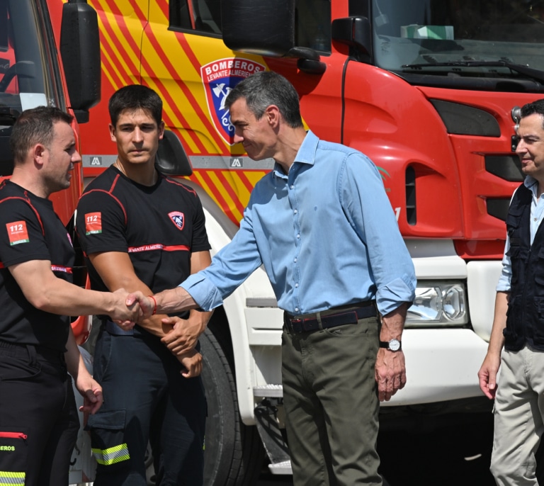 Gobierno y Junta elogian la "cooperación" y "unidad" frente al incendio de Almería y Sánchez avisa: "La emergencia climática mata"