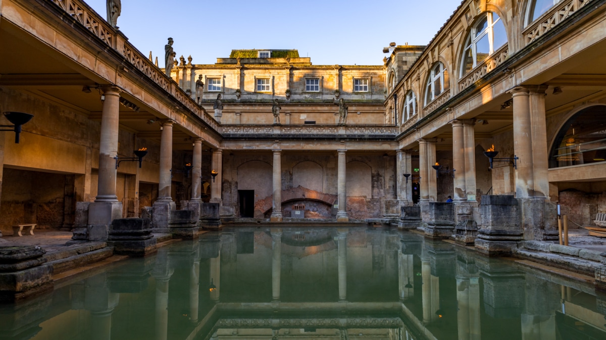El Gran Baño de las Termas romanas de Bath se encontraba originalmente en el interior de una sala con bóveda de cañón de unos 20 metros de altura.