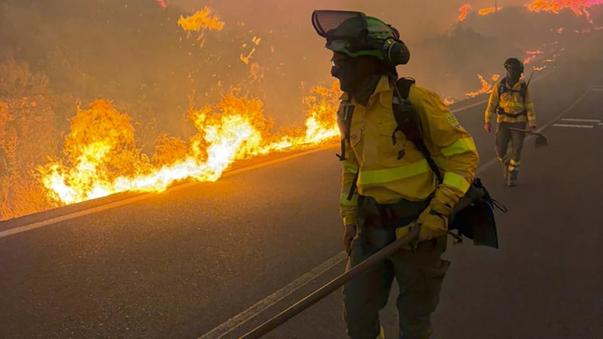 Bomberos trabajan en el incendio de Los Gallardos,