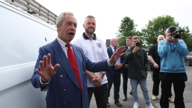 El británico Nigel Farage dimite como diputado para buscar la reelección tras los escándalos de financiación