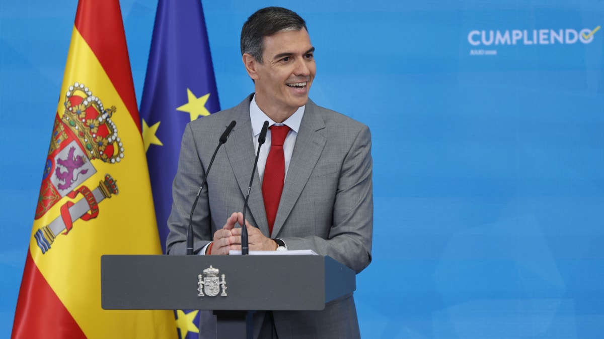 MADRID, 28/07/2026.- El presidente del Gobierno, Pedro Sánchez, hace balance este martes de un difícil curso político marcado por diversas causas judiciales que afectan al PSOE o a su entorno familiar y por la falta de acuerdos que han impedido aprobar el decreto previsto sobre vivienda y alejan la posibilidad de unos nuevos presupuestos. EFE/ Mariscal