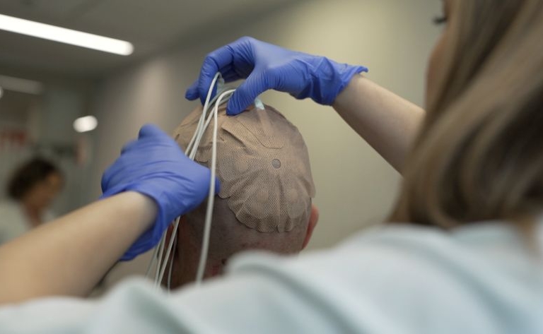 El Hospital público 12 de Octubre participa en un ensayo en Fase 3 que combina campos eléctricos e inmunoterapia frente al glioblastoma