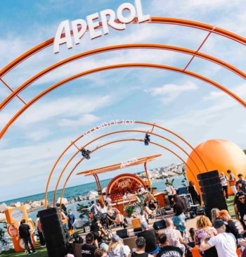 Aperol Spritz refuerza su presencia en los principales festivales del verano con [...]