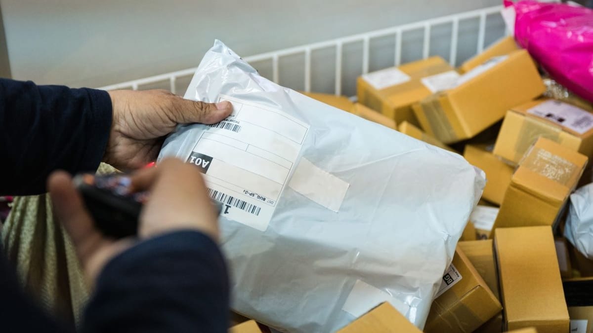 Expertos y organizaciones de consumidores cuestionan la eficacia de la nueva tasa europea para paquetes pequeños tras su entrada en vigor