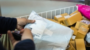 Expertos y organizaciones de consumidores cuestionan la eficacia de la nueva tasa europea para paquetes pequeños tras su entrada en vigor