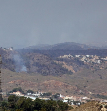 Aumentan a 1.405 los desalojados por el incendio de Los Gallardos (Almería)