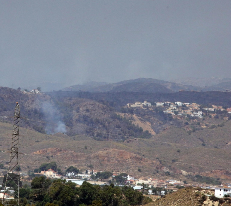 Aumentan a 1.405 los desalojados por el incendio de Los Gallardos (Almería)