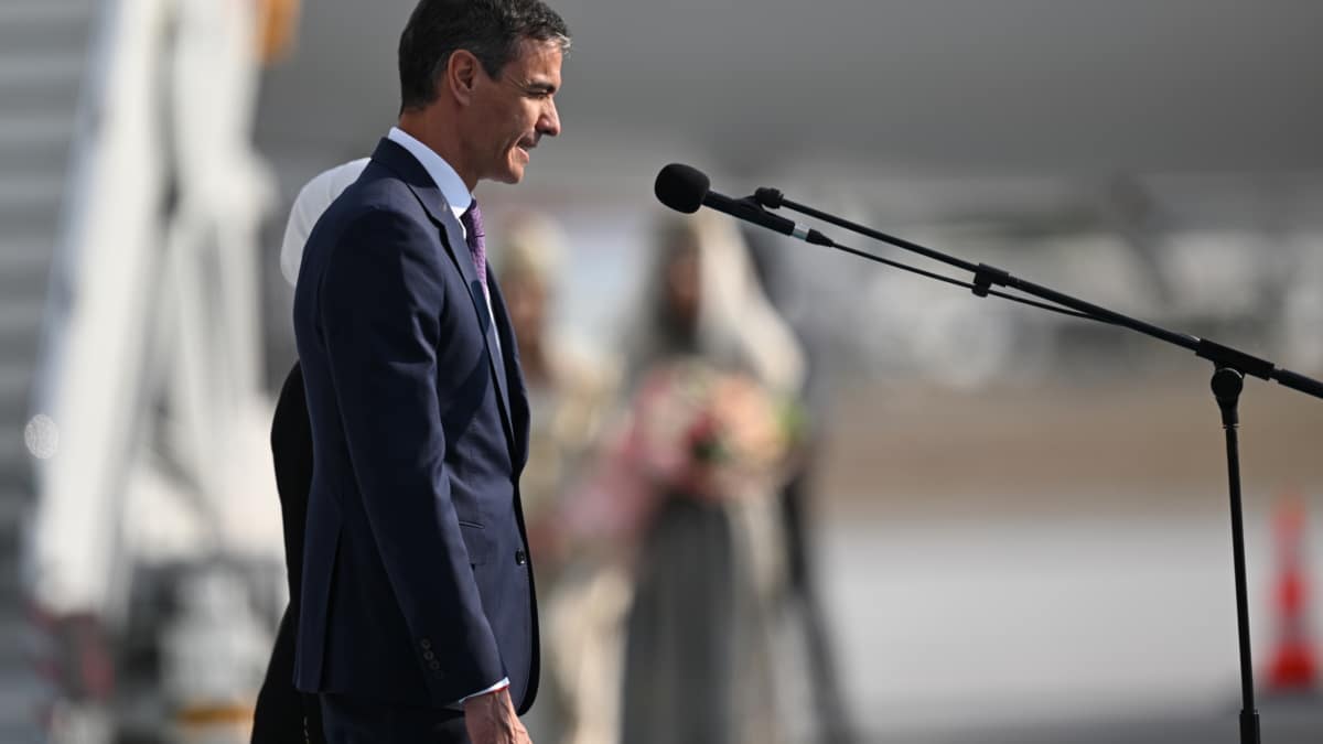 Ankara (Türkiye), 07/07/2026.- Spanish Prime Minister Pedro Sanchez arrives at Ankara Airport ahead of the 2026 NATO Heads of State and Government Summit in Ankara, Turkey, 07 July 2026. The summit takes place on 07 and 08 July, focusing on strengthening defense industrial production and securing long-term military aid for Ukraine. (Turquía, Ucrania) EFE/EPA/MUHAMMED ABDULLAH KURTAR / POOL