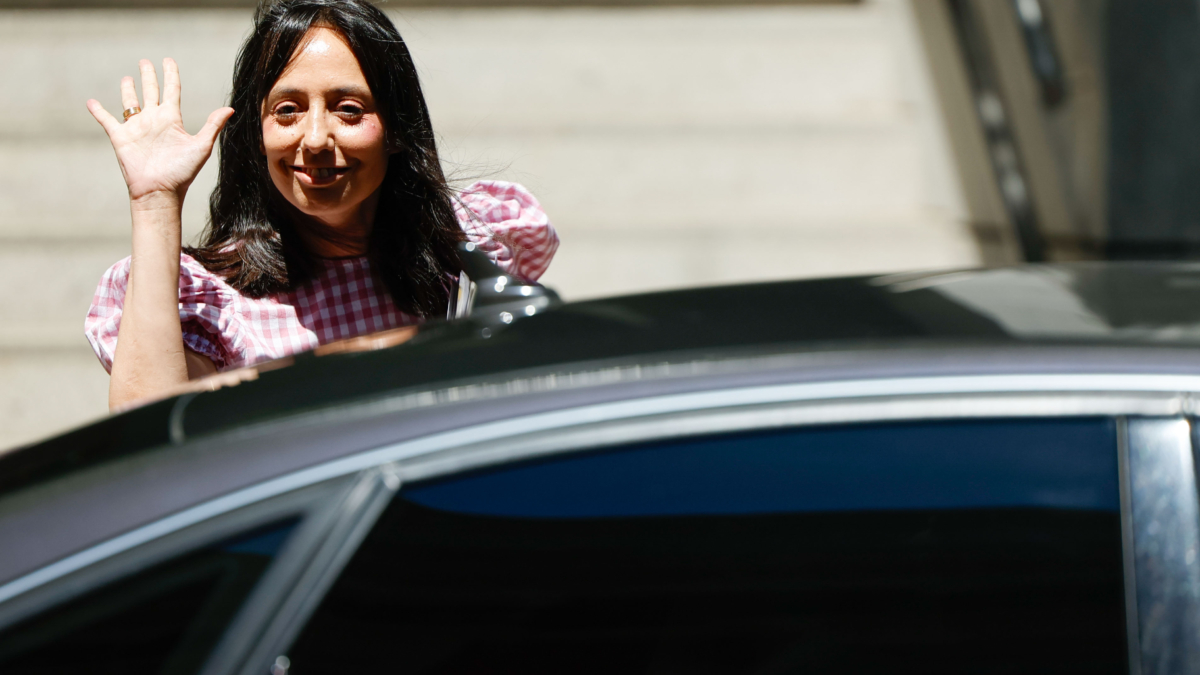La directora de la Guardia Civil, Mercedes González, se despide este viernes tras salir de la Audiencia Nacional.