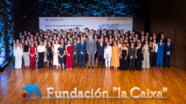 Pasaporte a la excelencia: el rey Felipe entrega las becas de posgrado en el extranjero de Fundación ”la Caixa”