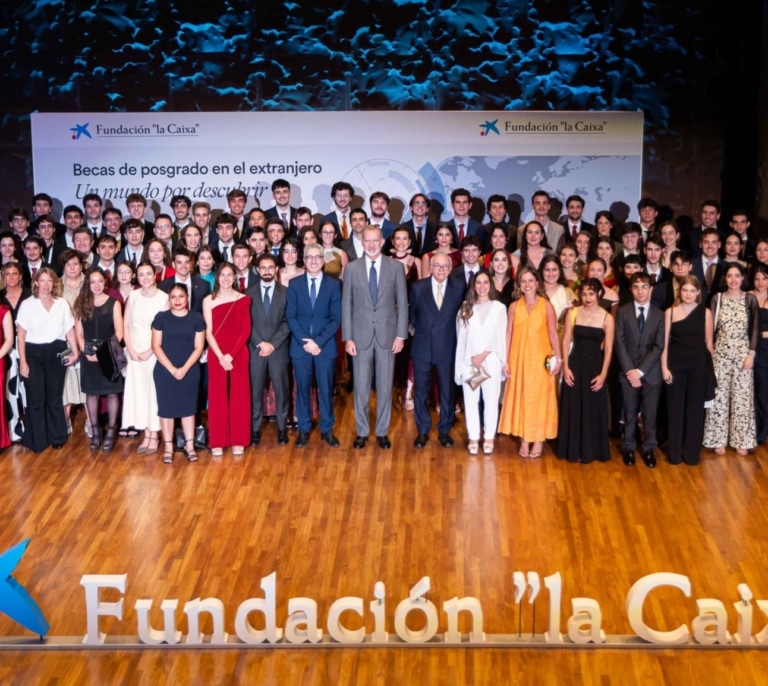 Pasaporte a la excelencia: el rey Felipe entrega las becas de posgrado en el extranjero de Fundación ”la Caixa”