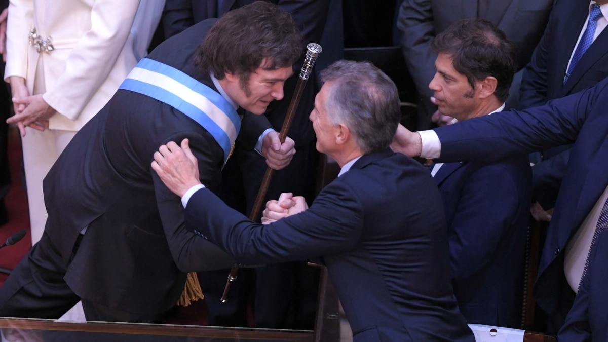 Mauricio Macri, dcha, felicita a Javier Milei al asumir la Presidencia.