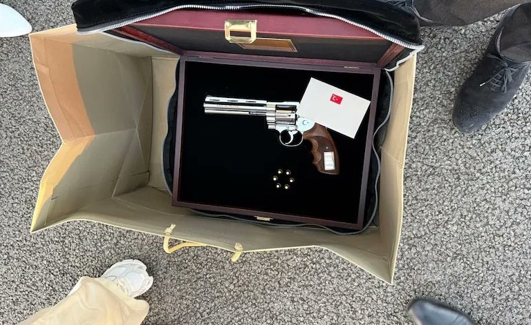 Un revólver personalizado: el regalo que Sánchez y el resto de líderes recibieron de Erdogan