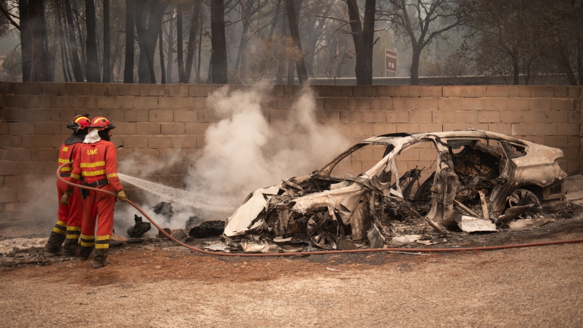 Personal de la UME apagando fuegos en viviendas y naves en Piedralaves, durante el incendio de Burgohondo, a 26 de julio de 2026, en Piedralaves, Ávila.