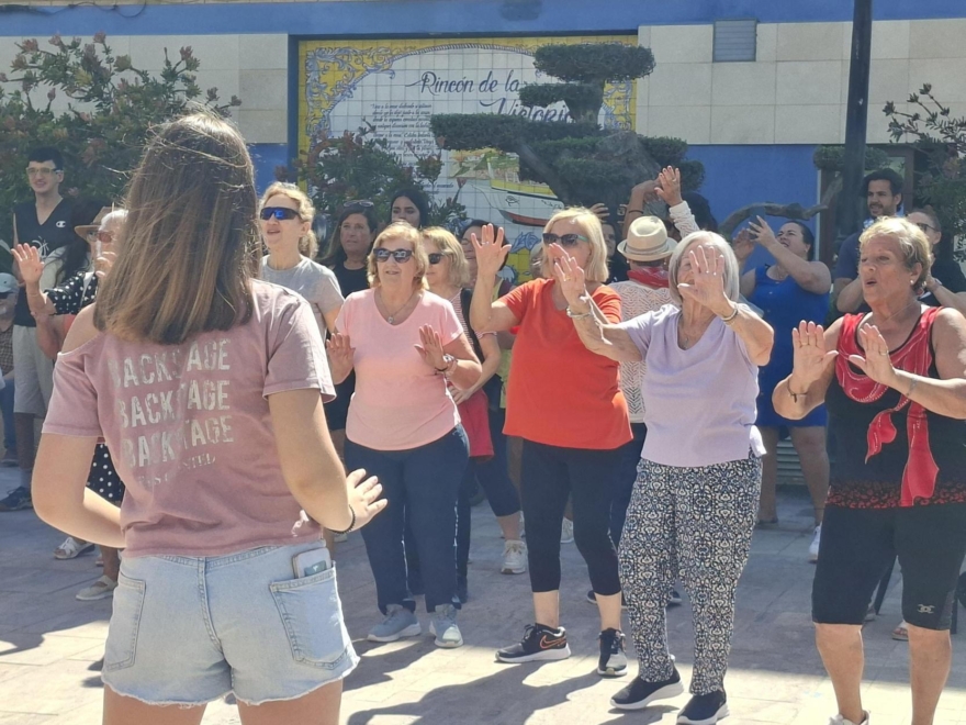 Celebración de un baile intergeneracional, actividad perteneciente al proyecto Red ASOMA, con personas usuarias del SAD del Ayuntamiento de Rincón de la Victoria.