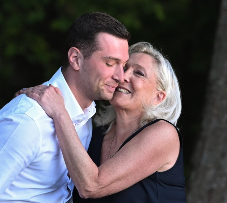 Marine Le Pen, condenada a llevar un brazalete electrónico, anuncia esta noche si sigue como candidata