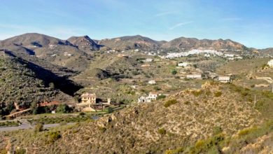 Vegetación altamente combustible y barrancos que actúan como chimeneas: así es la antigua zona minera que arde en Almería