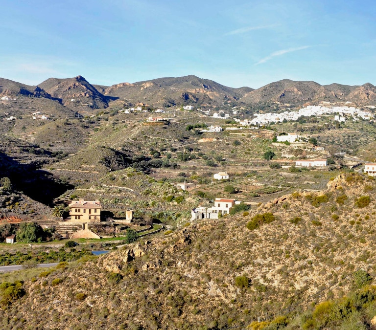 Vegetación altamente combustible y barrancos que actúan como chimeneas: así es la antigua zona minera que arde en Almería