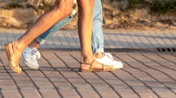 Cómo quitar las manchas negras del calzado en verano