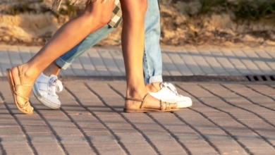 Trucos caseros para quitar las manchas negras de las sandalias en verano
