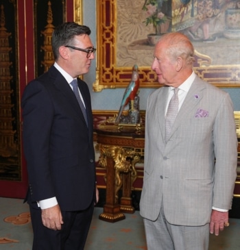 Burnham asume como primer ministro del Reino Unido y promete "los mayores [...]