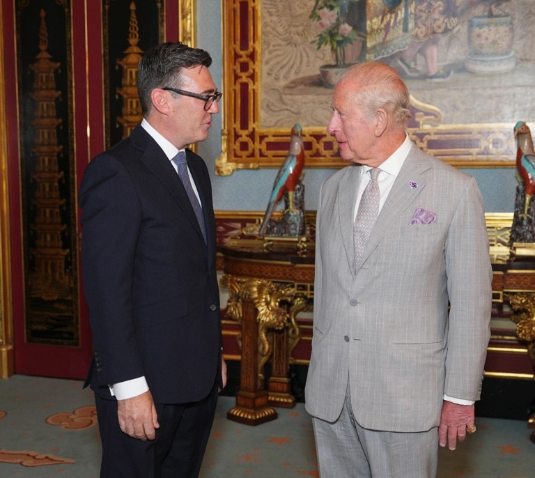 Burnham asume como primer ministro del Reino Unido y promete "los mayores cambios en 40 años"