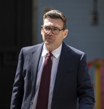 Andy Burnham se estrena al frente de los laboristas: "Seré el primer [...]